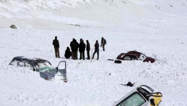 طالبان: 52 تن هراتی گیر‌مانده در برف را نجات دادیم