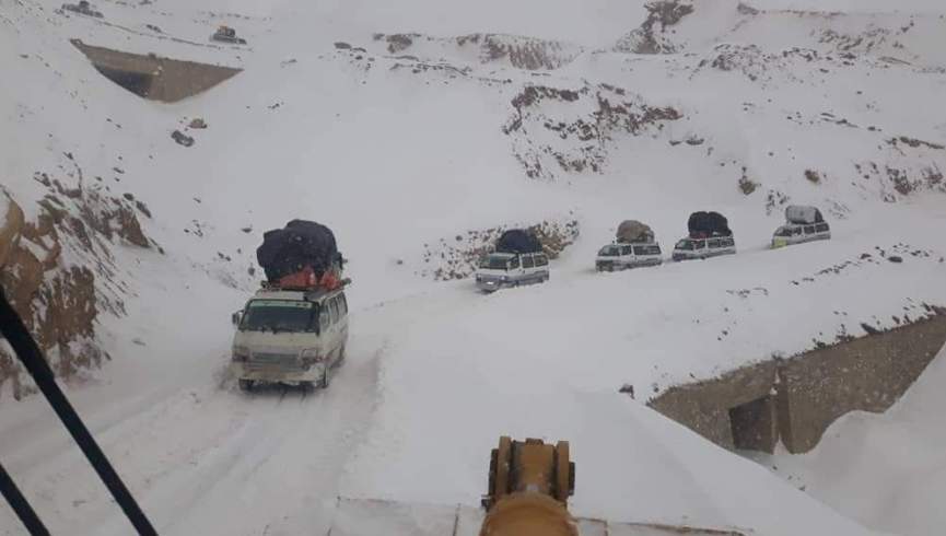 برفباری در مناطق مرکزی؛ کوتل حاجی‌گک مسدود شد