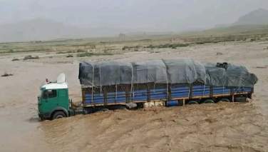 جاری شدن سیلاب شاهراه قندهار- هرات را مسدود کرد