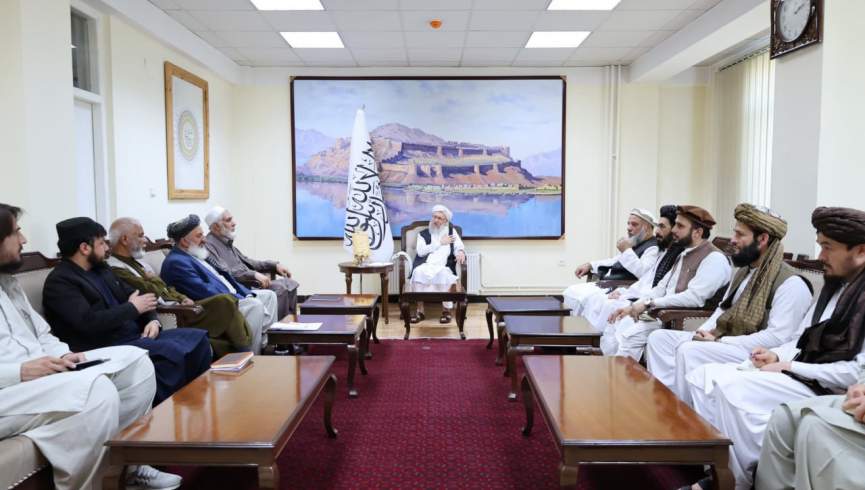 د طالبانو اداري مرستیال د دې ډلې د صنعت له سرپرست وزیر سره وکتل