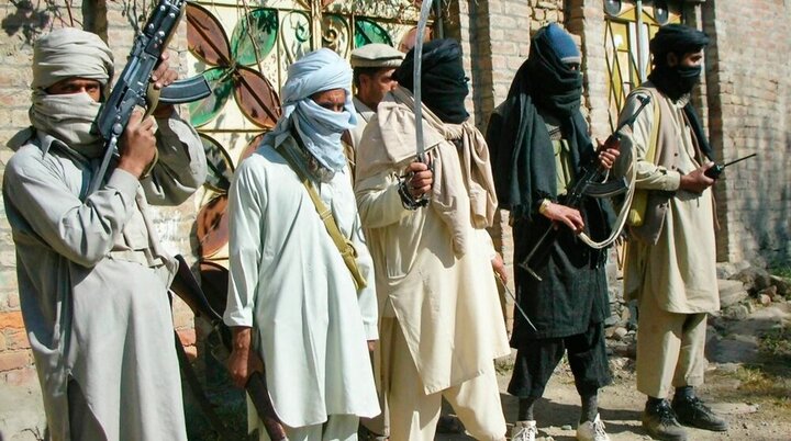 طالبان یک جوان را به دلیل حمل کتابی در مورد احمدشاه مسعود در قندهار لت و کوب کردند