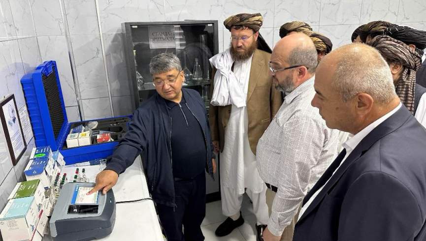 سرپرست وزارت زراعت طالبان از لابراتوار تجزیه و تحلیل خاک‌شناسی بخارا بازدید کرد