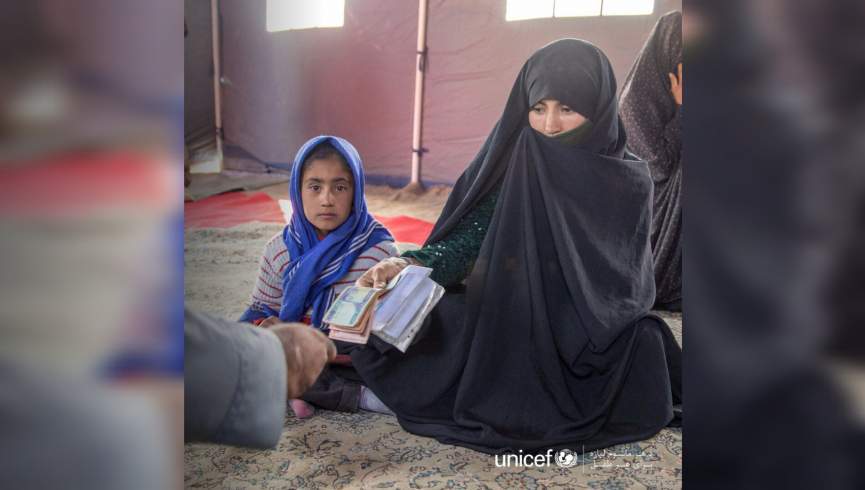 یونیسف په افغانستان کې له ۴۰۰،۰۰۰ څخه زیاتو اړمنو کورنیو سره د نغدي مرستې کړې ده