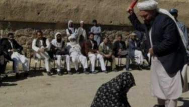 گروه طالبان چهار تن به شمول سه زن را در بلخ و پروان شلاق زد