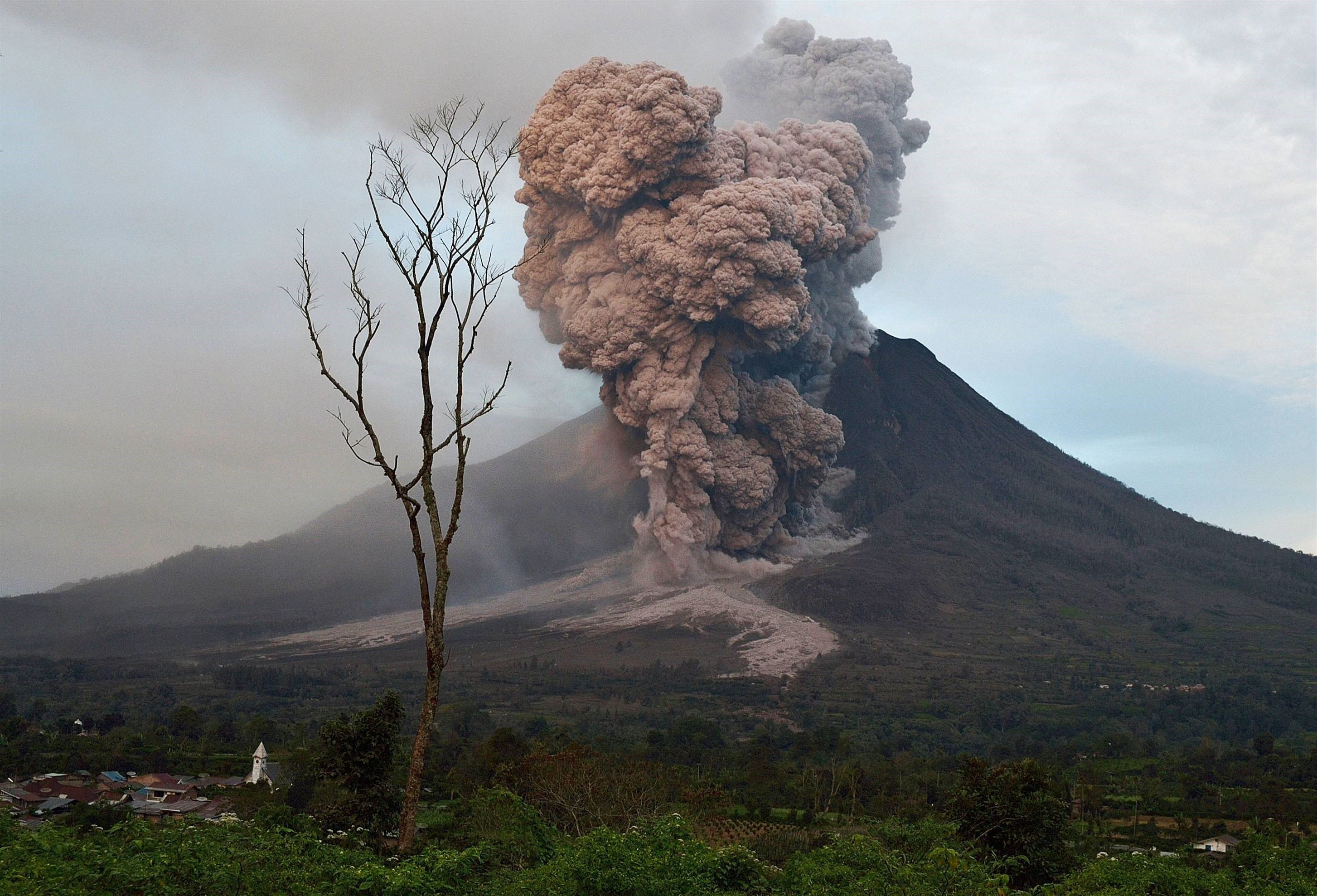 Исламский сонник пожар. Вулкан Синабунг. Извержение вулкана загрязнение атмосферы. Вулканический пепел. Извержение вулканапепе.
