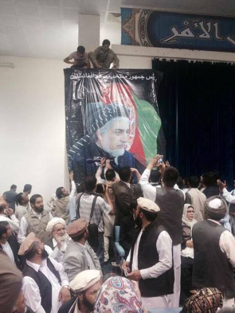 هواداران داکتر عبدالله، عکس وی را به جای تصویر کرزی در تالار لوی جرگه نصب کردند