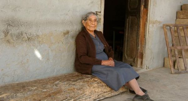 یکی از زنان صد ساله  "دره صدسالگان"