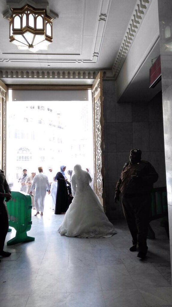 حضور در مسجد الحرام با لباس عروس!