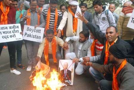 تظاهرات هندی ها درواکنش به سفر سرتاج عزیز به آن کشور