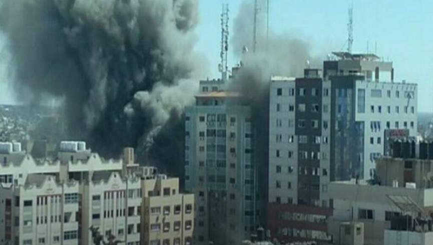 دفتر شبکه خبری الجزیره و آسوشیتدپرس در غزه هدف حمله اسراییل قرار گرفت