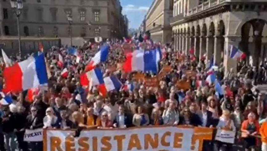 فرانسوی های معترض خواستار استعفای مکرون شدند