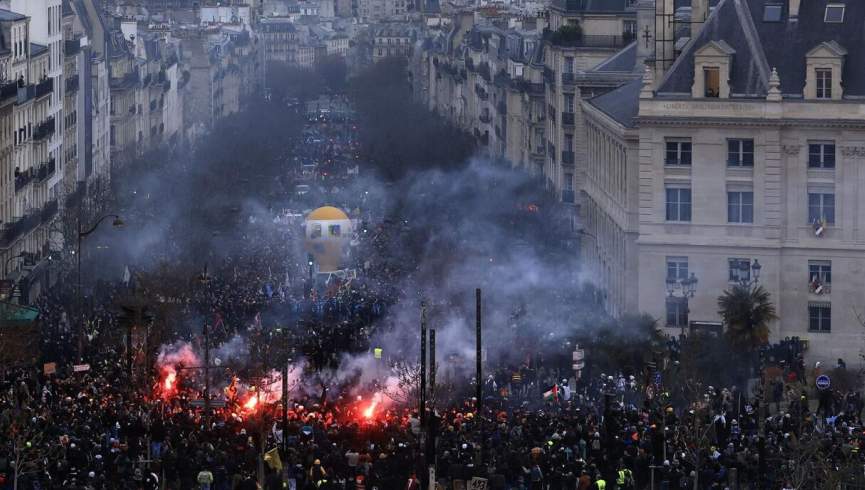ادامه اعتصابات و اعتراضات گسترده مردمی در فرانسه علیه دولت