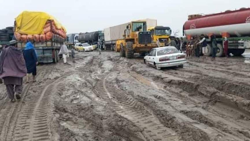 شاهراه هرات- قندهار در اثر سیلاب به روی ترافیک مسدود شد