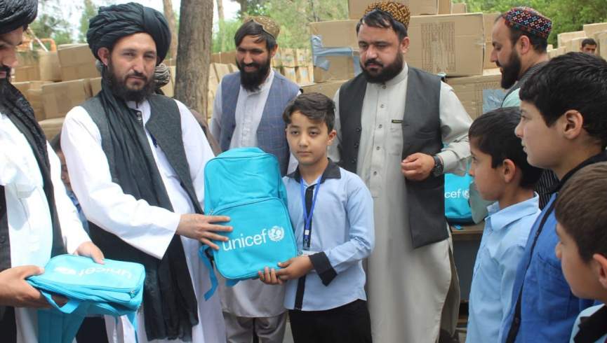 یونیسف به دانش آموزان مکاتب غور بسته‌های آموزشی توزیع کرد