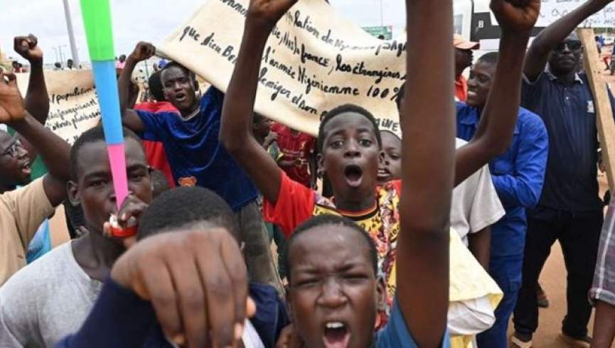 مردم خشمگین نیجر مقابل پایگاه نظامی فرانسه مظاهره کردند