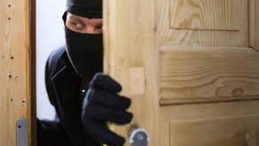 دزدان طالب نما در سرپل اشیای قیمتی یک خانه را دزدیدند