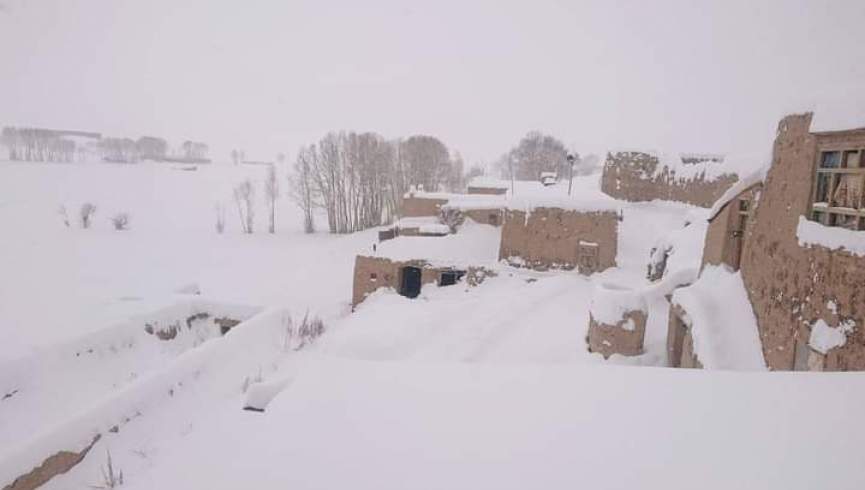 برفباری و سرمای شدید در غزنی؛ سه نفر در ولسوالی اجرستان برف‌گیر شدند