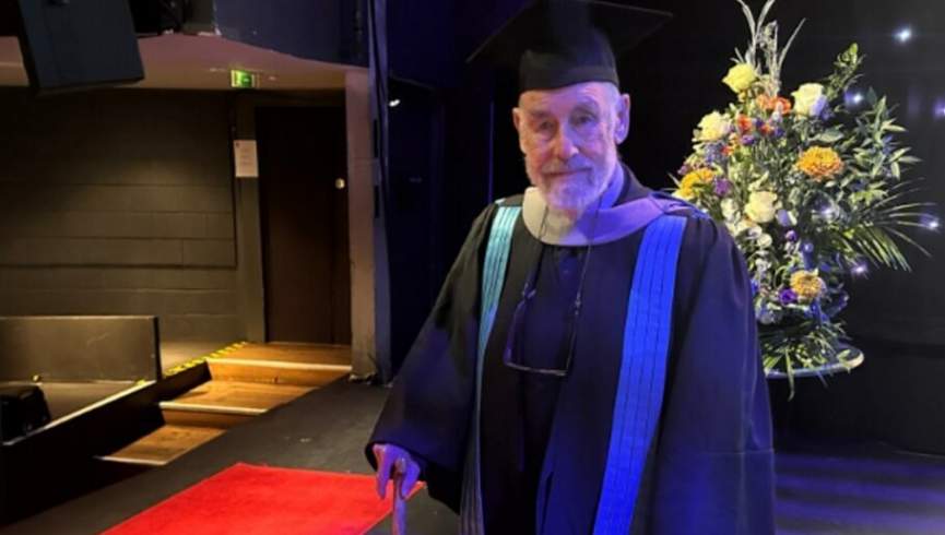 مرد بریتانیایی در سن ۹۵ سالگی از دانشگاه فارغ‌التحصیل شد!