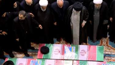 رهبر جمهوری اسلامی ایران بر پیکر آیت الله رئیسی و همراهانش نماز اقامه کردند