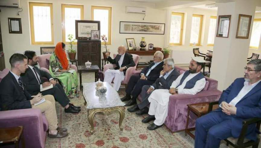 حامدکرزی با شارژدافیر اتحادیه اروپا در مورد افغانستان گفتگو کرد