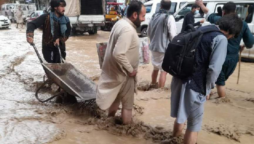 سیلاب جاده‌های غرب کابل را تسخیر کرد