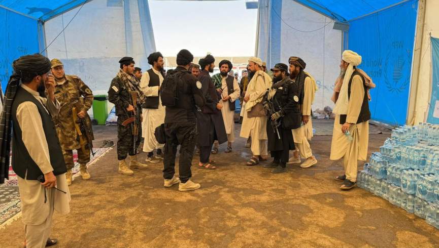 سرپرست وزارت آب و انرژی رژیم طالبان از کمپ مهاجرین در اسلام قلعه بازدید کرد