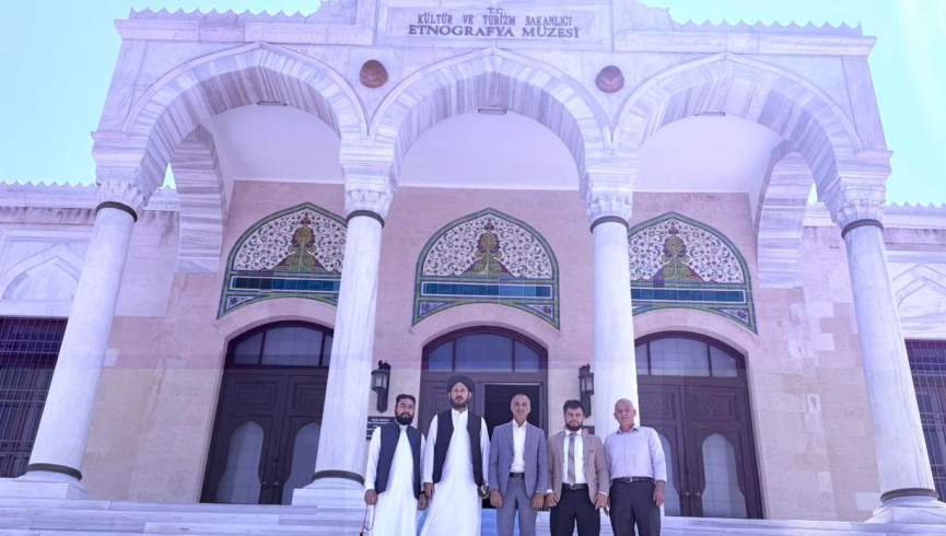 د طالبانو کلتوري اتشه د انقرې د ایتنوګرافیک موزیم له چارواکي سره وکتل